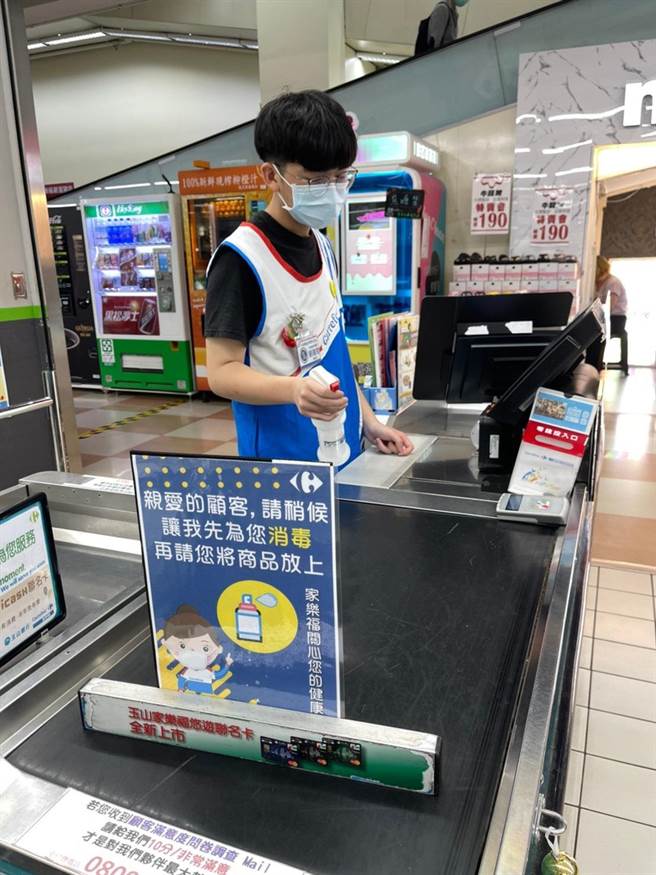 家樂福提供一次性衛生手套，手把和收銀台等都加強消毒。（家樂福提供）