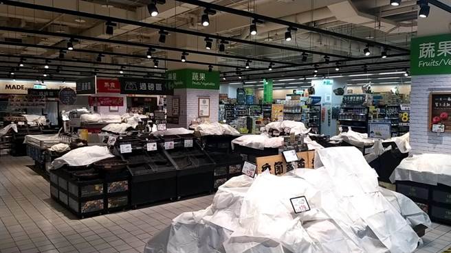 家樂福中和店昨因案1136曾於4月27日到店消費半小時，昨閉店消毒。（家樂福提供）