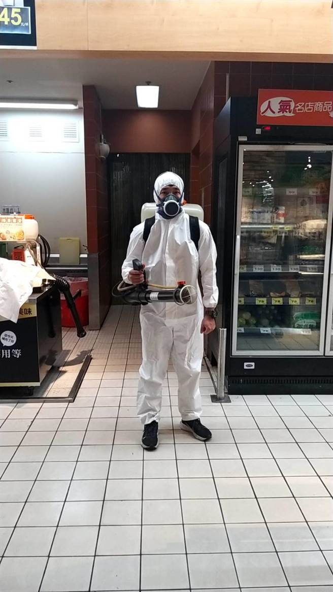 家樂福中和店昨因案1136曾於4月27日到店消費半小時，昨閉店消毒。（家樂福提供）