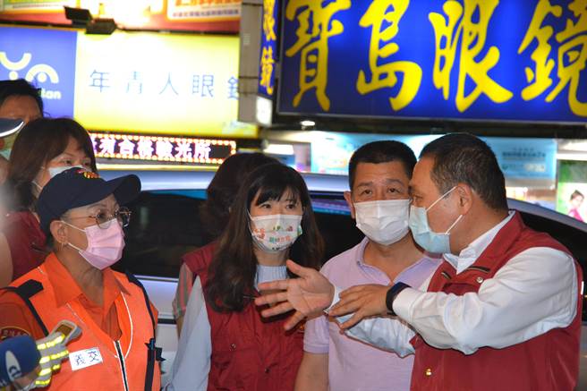 新北市长侯友宜今视察乐华夜市防疫，许多店家大门未开，人潮冷清，更有摊贩直言生意掉6成。（蔡雯如摄）