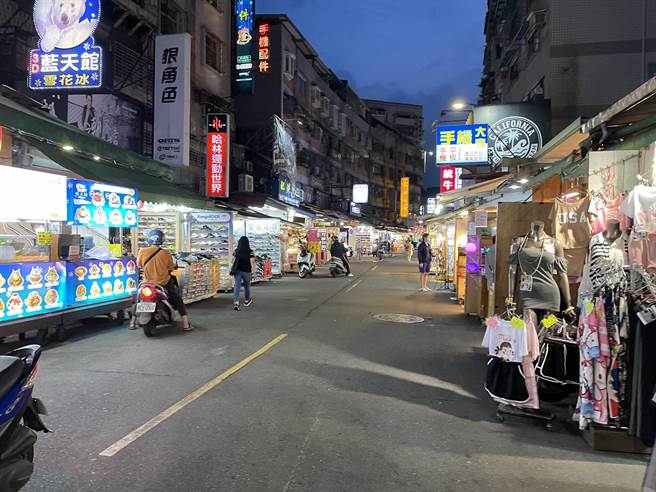 新北市长侯友宜今视察乐华夜市防疫，许多店家大门未开，人潮冷清，更有摊贩直言生意掉6成。（蔡雯如摄）