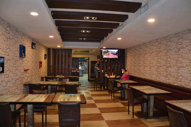 新北市长侯友宜今视察乐华夜市防疫，许多店家大门未开，人潮冷清，更有摊贩直言生意掉6成。（蔡雯如摄）