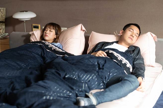 方志友趁梁瀚名喝醉時，偷爬上他的床。（TVBS提供）