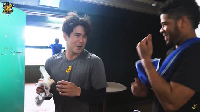 中信兄弟洋投羅傑斯解除隔離，隨隊一軍與隊友陳家駒相見歡。（截自中信兄弟youtube頻道）