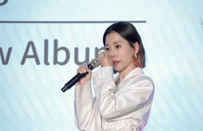 彭佳慧在台上，聊到动人的新歌，忍不住泪崩。（罗永铭摄）