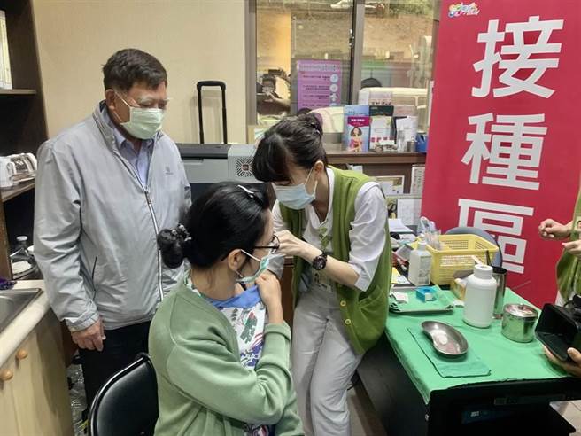 图为医护人员施打疫苗情形。（图/本报资料照片）