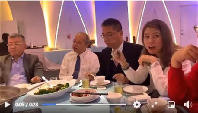 国民党立院党团在脸书贴出影片，可以看到内政部长徐国勇与国策顾问黄承国、前民进党台北市党部评委召集人赵映光同桌吃饭。（取自国民党立院党团脸书）