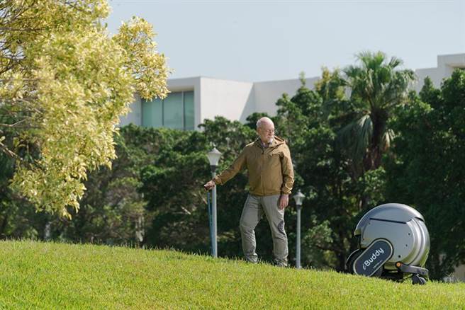 康揚輔具旗下未來行動實驗室，6日攜手微軟（Microsoft）發布一系列智能行動服務產品。圖為iBuddy智能機器人概念輔具。圖／康揚輔具提供