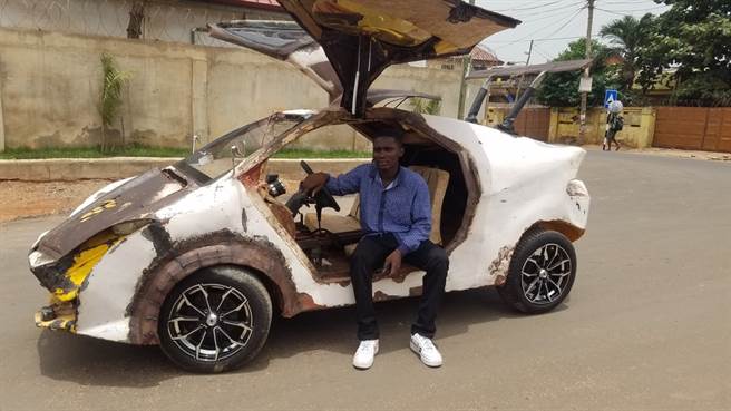 加纳青年凯文‧欧达泰‧克鲁克夏克，自制了一辆跑车。(图/Kelvin Car)