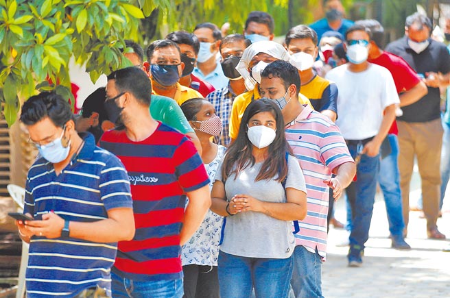 印度疫情嚴峻，全球告急。國內疫情也升溫，行政院長蘇貞昌昨召開疫情會議，要求指揮中心視疫情狀況與疫苗採購情形，擴大公費接種範圍。（路透）