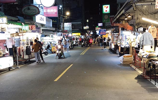 中原商圈因新冠肺炎确诊者足迹曾造访几乎没客人，摊商嘆如今像是鬼城。（吕筱蝉摄）