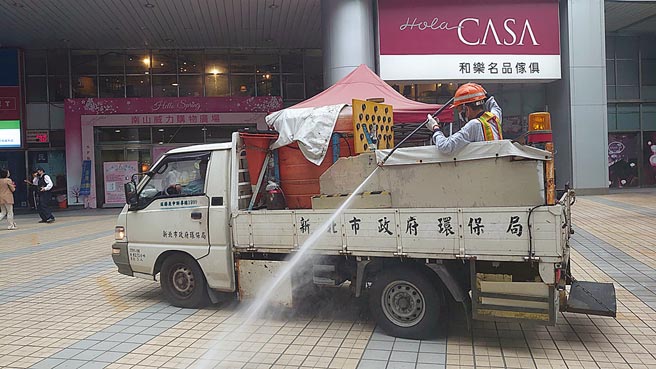 中央流行疫情指揮中心證實案1136於上月27日晚間8時許曾前往新北市中和家樂福購物，新北市環保局3日下午緊急派員前往賣場周圍消毒。（新北市環保局提供／葉書宏新北傳真）