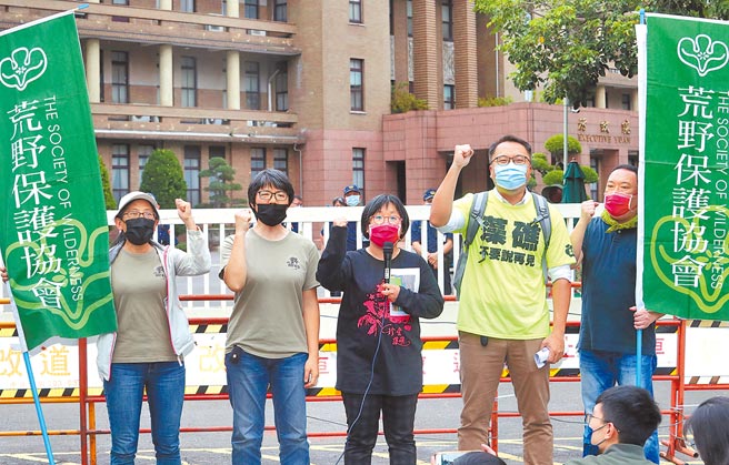 针对行政院提三接再外推方案，藻礁公投推动联盟、荒野保护协会、台湾蛮野心足生态协会、亲子共学团等民团3日在行政院门口举行记者会，与会的台湾蛮野心足生态协会理事长陈宪政（右二）、专职律师蔡雅滢（中）等人喊口号，批三接外推是「多输」方案，不但仍会破坏藻礁，观塘海象不佳也会影响供气，呼吁政府及早评估三接迁离大潭的方案。（刘宗龙摄）