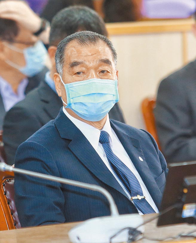 國防部長邱國正3日出席立法院國防委員會前受訪，針對「經濟學人」稱台灣為「地球上最危險地區」表示，台灣目前的確很嚴峻，但不要別人講什麼話，我們自己就「蹦蹦跳跳」。（陳信翰攝）