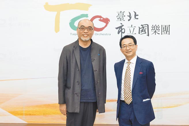 台北市立國樂團前團長鄭立彬（左）任期屆滿，新任團長由具有音樂學術與樂團管理專長的陳鄭港（右）擔任。（台北市立國樂團提供）