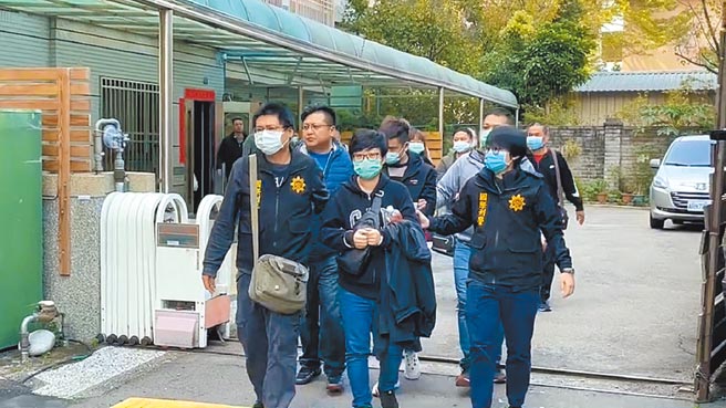 刑事局破獲首例在台越南逃逸移工，以「假檢警」方式詐騙在越南同鄉。特別的是，他們還添購越南假公安制服，透過視訊讓被害人信以為真。警方查出移工是受台籍陳姓女子（中）指揮行騙。（翻攝畫面／胡欣男台北傳真）