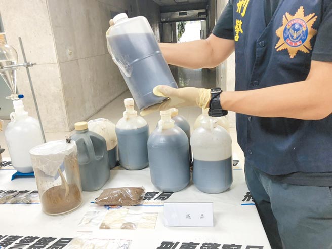 警方查获陈姓男子以相思树皮化学提炼而成的二甲基色胺（DMT）液体与结晶体等成品。（本报资料照片）（吸毒害人害己）
