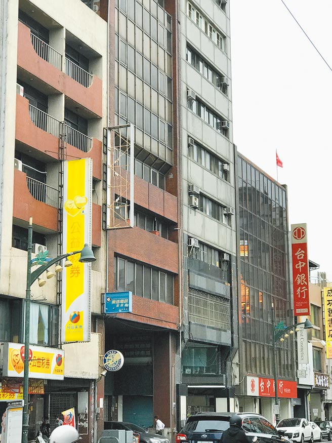 中市民宅惊传3岁男童遭折迭桌夹死，父母指称仅20分钟不见踪影竟发生意外。（民眾提供／陈淑芬台中传真）