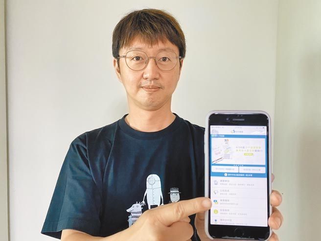 台中市议员江肇国3日出示中捷绿线APP，将官方网站变手机版后，竟未见「列车进站动态」资讯。（卢金足摄）