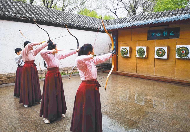 大陸專家認為，不是穿漢服，表面學古文化，就是繼承中華傳統文化。圖為大陸學員們身穿漢服，挽弓搭箭。（中新社）