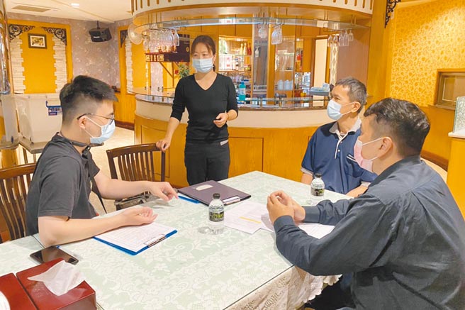 县府人员3日到防疫旅馆，逐一核对检核事项是否确实，要求严格执行各项防疫措施。（新竹县政府提供／罗浚滨新竹传真）