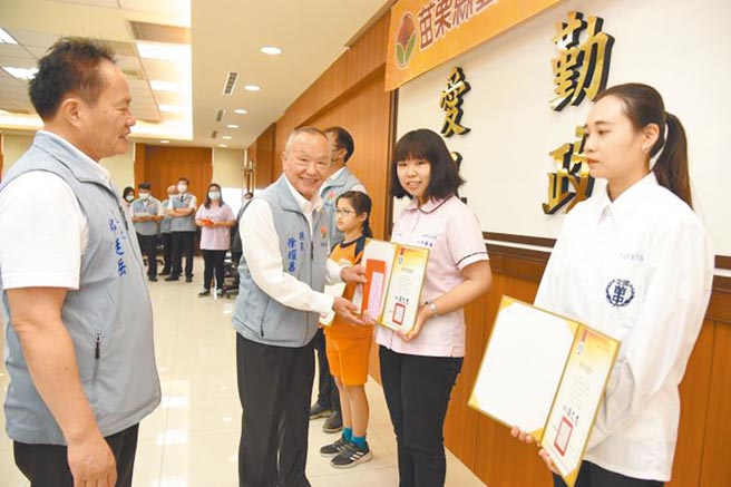 苗栗县长徐耀昌（左二）3日上午颁奖表扬参加全国艺术竞赛优秀学生。（苗栗县政府提供／谢明俊苗栗传真）