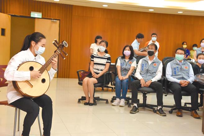 国立苗栗高中陈宣儒（左）表演阮咸独奏。（苗栗县政府提供／谢明俊苗栗传真）