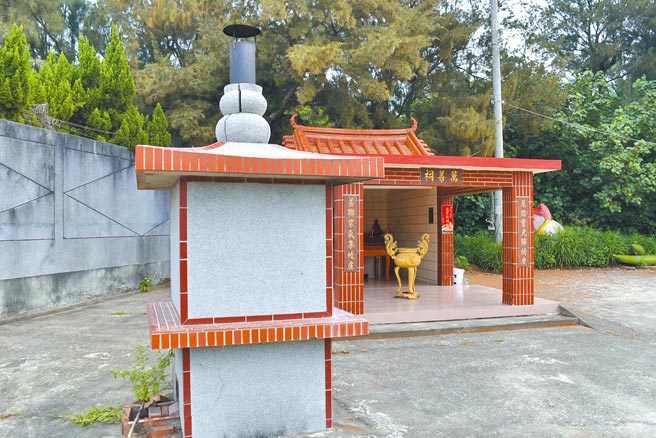 外商风电公司在竹南长青之森沙滩施工，造成旁边万善祠屋顶及金炉裂损。（谢明俊摄）