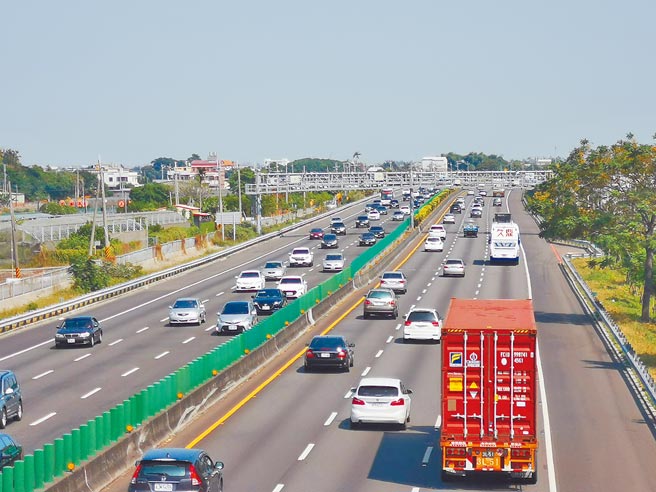 國道彰化到員林路段每逢假日一定紫爆，交通部預計將目前車道寬度縮減為3.5公尺，多畫一個車道。（吳建輝攝）