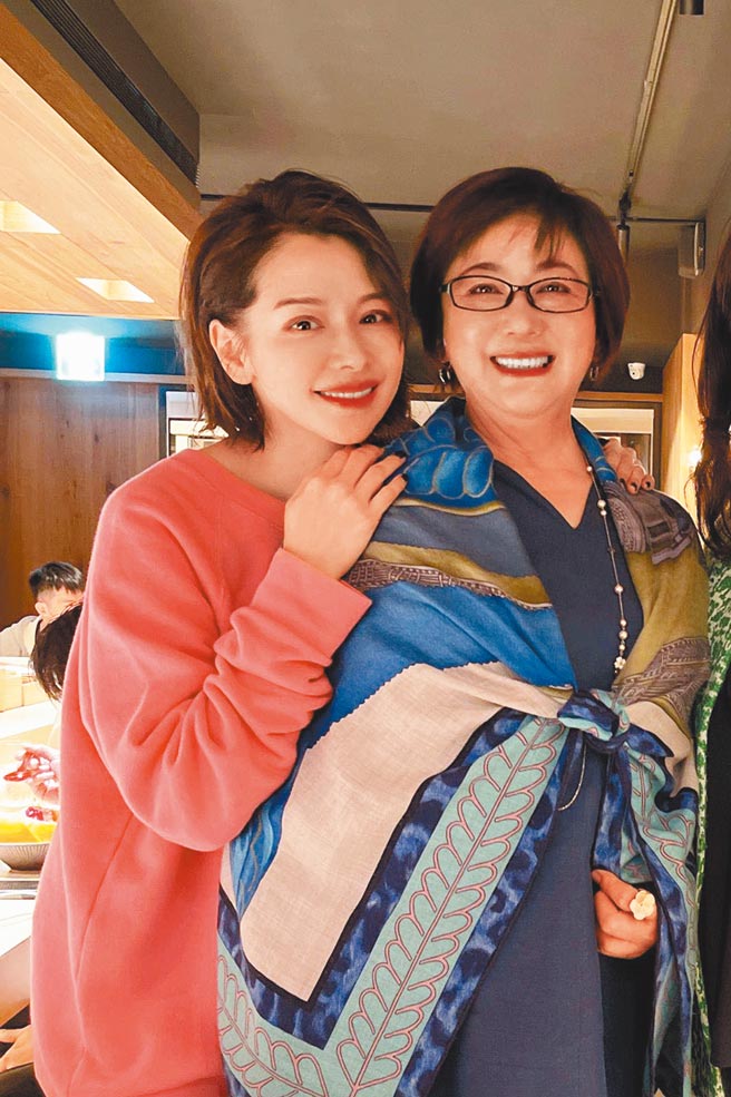 徐若瑄（左）和媽媽感情好，母女倆常常一起參加聚會。（徐若瑄提供）