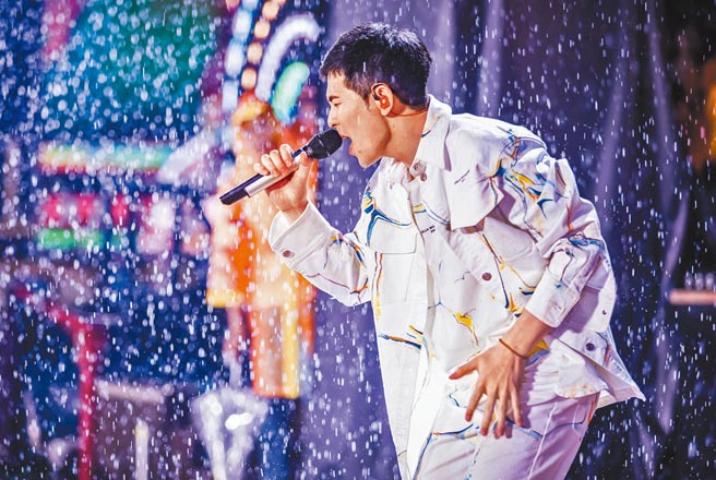 萧敬腾日前在广州长隆水上乐园电音节开唱。（喜鹊娱乐提供）