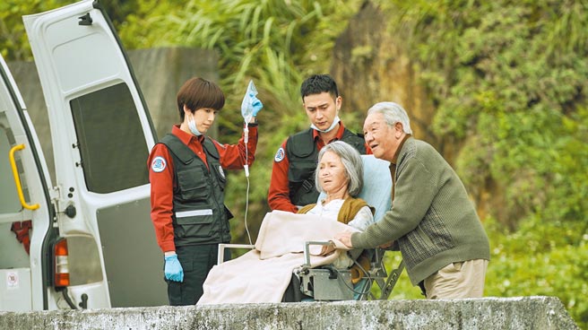 陈庭妮（左起）、刘冠廷在《火神的眼泪》剧中为特别客串演出的李璇、丁强圆梦，场面感人。（公视、myVideo提供）