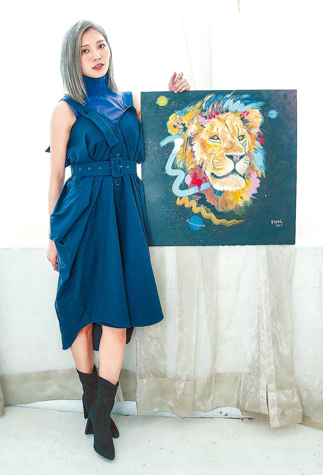 蔡黃汝藉由作畫紓緩緊繃情緒。（粘耿豪攝）