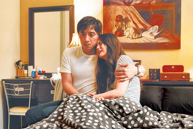 郑人硕（左）、杨丞琳在《灵语》中揪心失去女儿。（甲上娱乐提供）