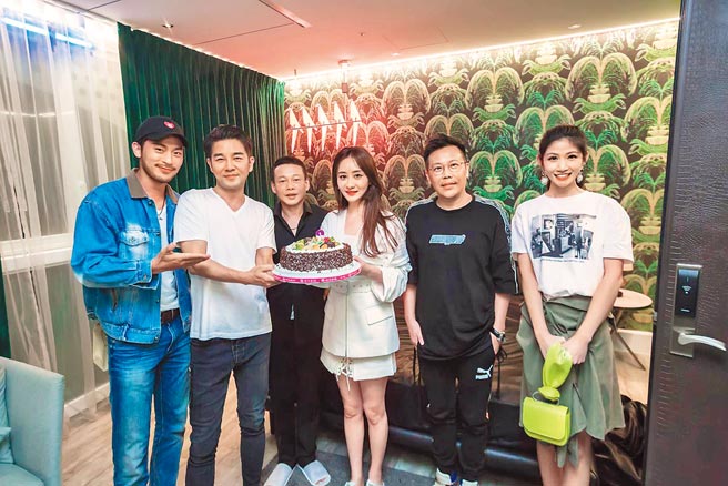 徐恺（左起）、谢承均、李康生、导演姜寧、李千那一起为陈德容（左四）庆生。（禾力文创提供）