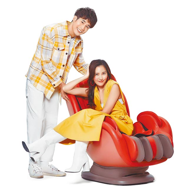 OSIM 音乐花瓣椅，原价5万2800元，特价3万3800元。（OSIM提供）