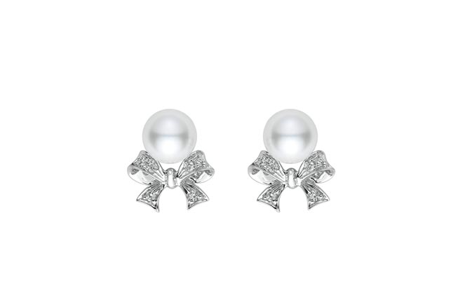 MIKIMOTO 蝴蝶结造型珍珠耳环，5万5000元。（MIKIMOTO提供）