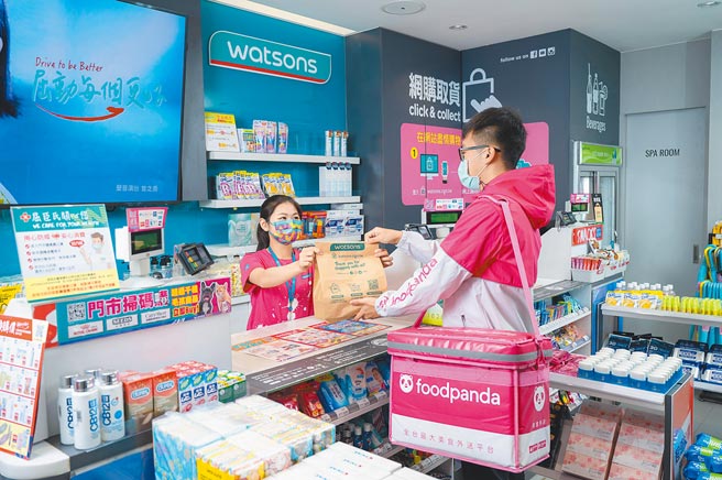 屈臣氏攜手外送平台foodpanda上線，即日起至31日輸入優惠碼即享全面7折優惠最高可折100元。（屈臣氏提供）