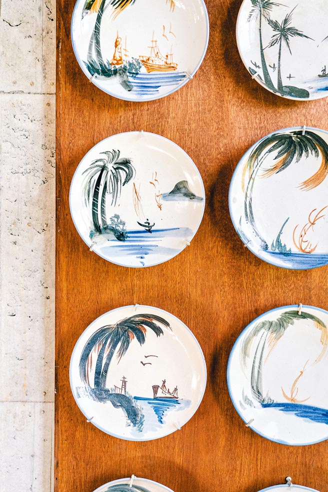 台湾特色与风格的手绘器皿，如椰子树风情画等，有无可比拟的高识别度。（有鹿文化提供）