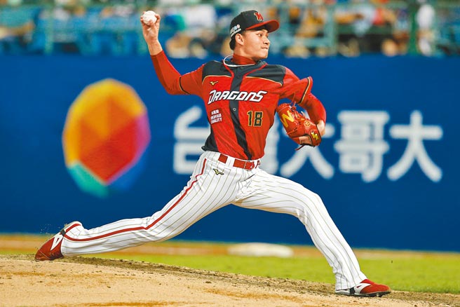 味全龙队20岁的少年强投徐若熙生涯初登板对上中信兄弟，3.2局所有出局数都用三振拿下，狂飙11K的惊人表现红到国外。（杜宜谙摄）