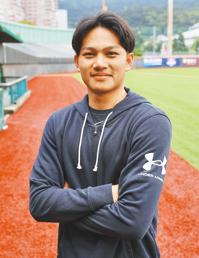 味全龙话题投手徐若熙在本报记者专访中，畅谈其加入职棒的心路歷程。（季志翔摄）