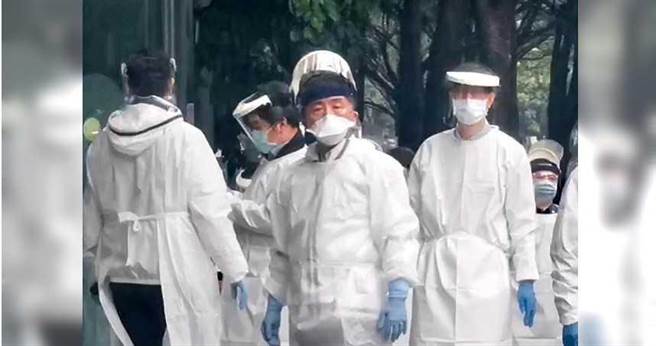 2021年4月29日／诺富特饭店清空陈时中亲自坐镇指挥 华航机组人员检疫用诺富特华航桃园机场饭店一名主管确诊武汉肺炎，29日启动饭店净空作业，中央流行疫情指挥中心指挥官陈时中（前中）亲赴现场坐镇指挥。（图／读者提供）