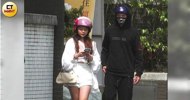 一身黑的曹佑寧与白衣热裤的校花女友锺蕙羽，一同出门准备去吃饭。（图／本刊摄影组）