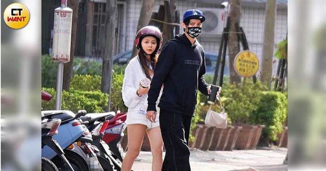 买完饮料的小俩口准备回家，戴着口罩的小曹眼光锐利，锺蕙羽则完全无防护，似乎不在意有没有被别人注意到。（图／本刊摄影组）