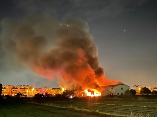 台南永康一處藏放瀝青的倉庫，凌晨2點左右突然發生大火，由於內存大量易燃物，倉庫瞬間陷入火海，幾乎整個附近天空都被大火照亮，濃煙直竄夜空。(翻攝自臉書記者爆料網)