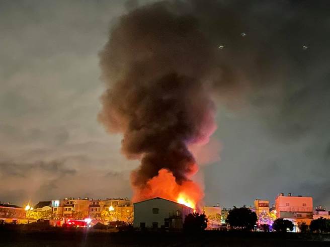 台南永康一處藏放瀝青的倉庫，凌晨2點左右突然發生大火，由於內存大量易燃物，倉庫瞬間陷入火海，幾乎整個附近天空都被大火照亮，濃煙直竄夜空。(翻攝自臉書記者爆料網)