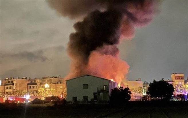 永康一处仓库暗夜大火，所幸无人受困。（摘自记者爆料网）