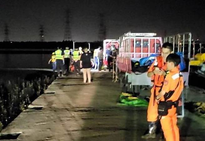 中市龍井區一對父子4日意外自中彰大橋墜落，圖為當時搜救人員搶救現場。（民眾提供／陳淑芬台中傳真）