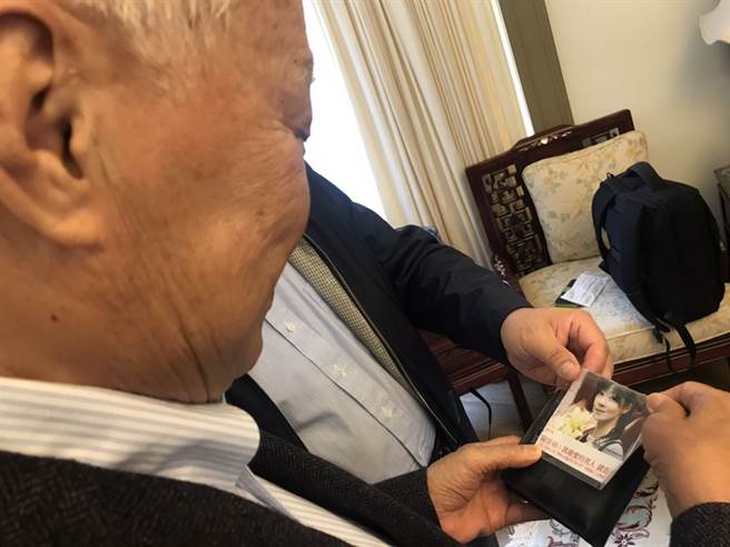 关中表示，他的皮夹内有1张护贝的剪报，是《中国时报》的文章：「关云娣：我最爱的男人就是我爸爸」。关中说「这张我放在皮夹里整整10年了。」(曾薏苹摄)