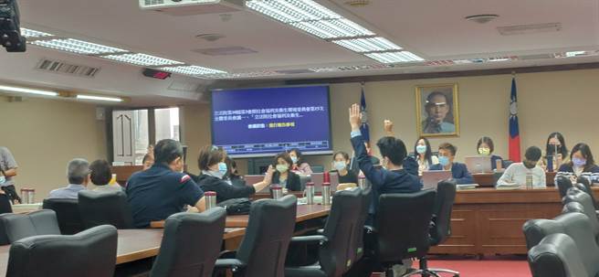 今天经过立法院社会福利及卫生环境委员会立委投票，民进党籍立委陈莹获得多数立委同意。（林良齐摄）